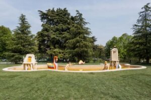 L'opera Bagni Misteriosi nel giardino di Triennale Milano
