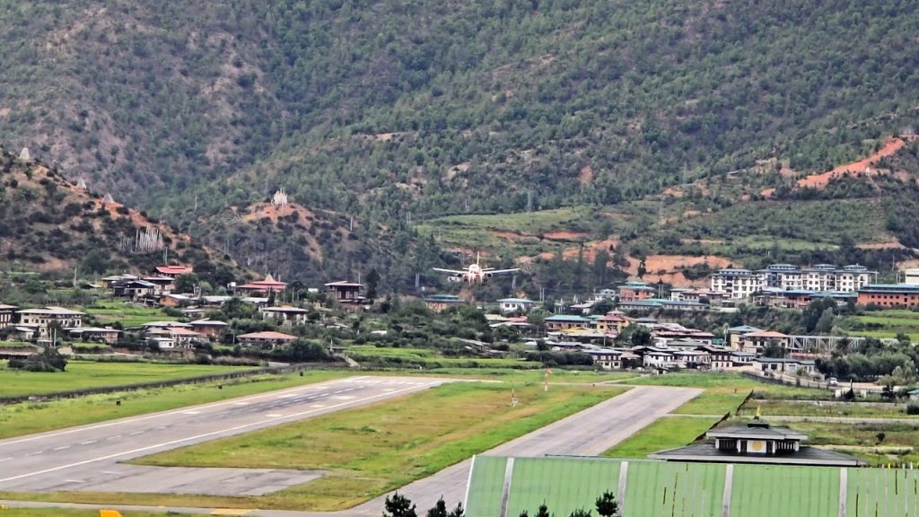 L'atterraggio ai limiti di un Airbus all'aeroporto di Paros