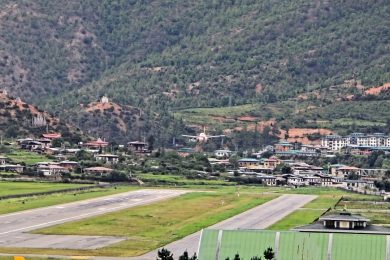 L'atterraggio ai limiti di un Airbus all'aeroporto di Paros